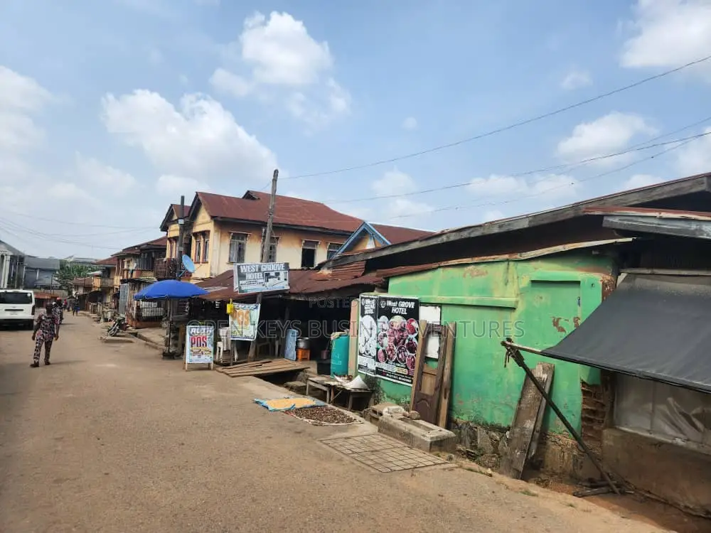 5bdrm Bungalow in Ososami, Oke Ado for sale in Oke Ado
