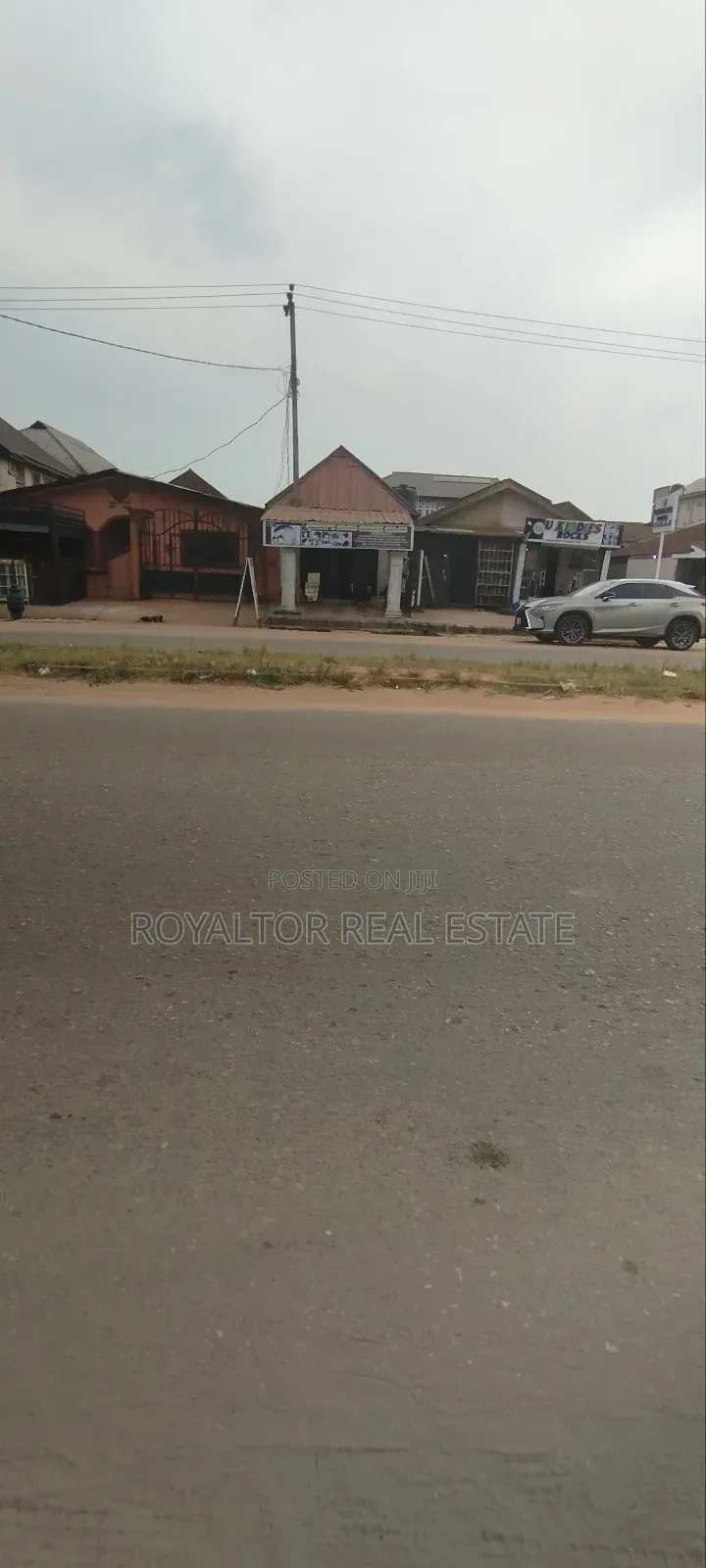85/95ft With Old Building Along the Main Road in Benin City
