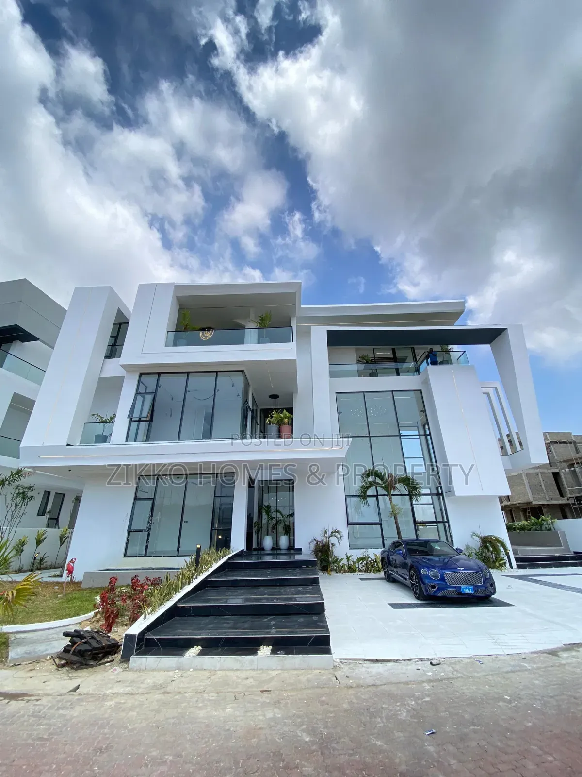 5bdrm Mansion in Osapa London, Lekki for sale in Lekki
