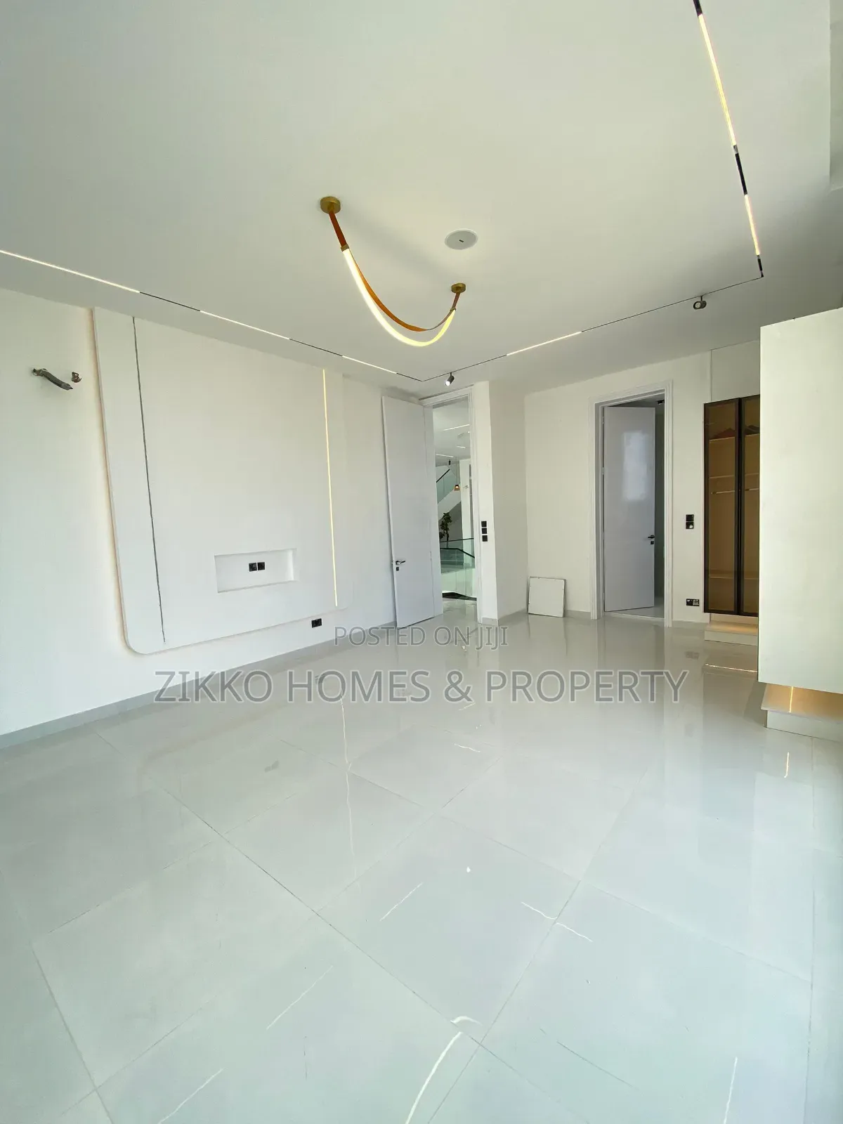 5bdrm Mansion in Osapa London, Lekki for sale in Lekki