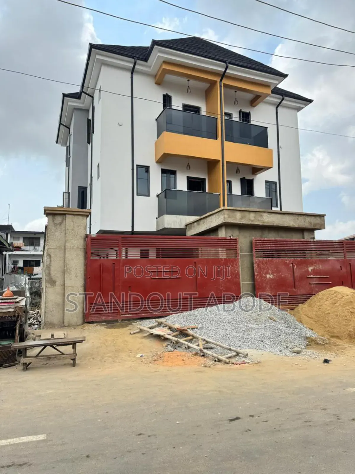 4bdrm Duplex in In An Estate, Surulere for sale in Surulere