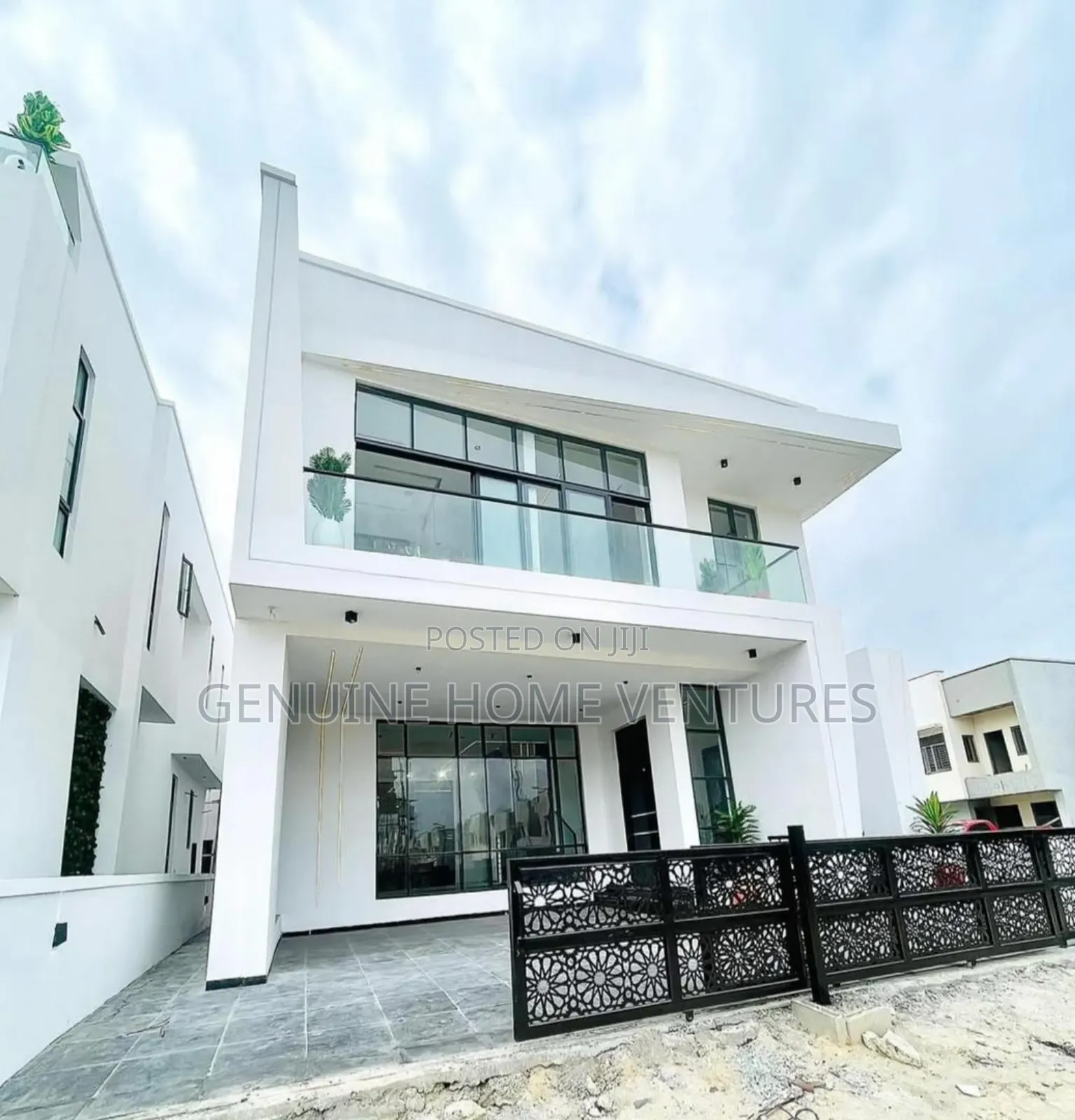 5bdrm Duplex in Chevron for sale in Chevron