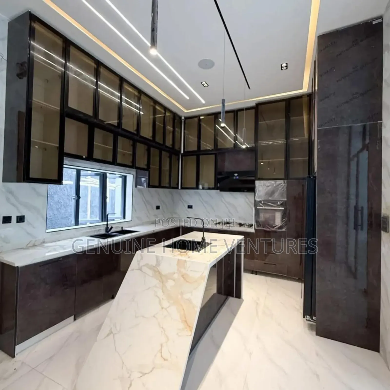 5bdrm Duplex in Chevron for sale in Chevron