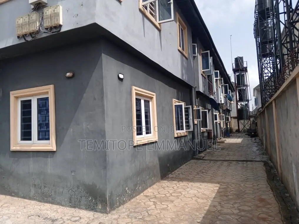 Furnished 16bdrm Apartment in Estate Gate Bus, Egbeda / Egbeda for sale in Egbeda / Egbeda