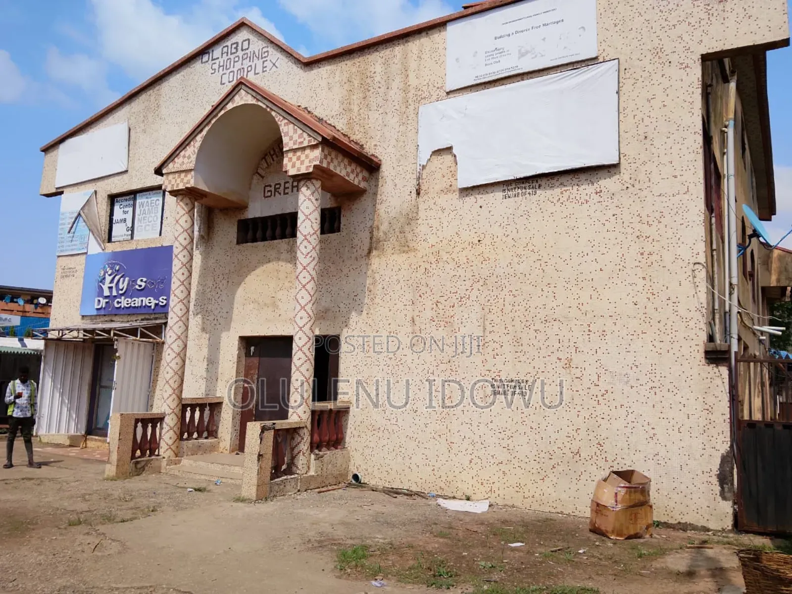 Plaza for Sale at Gowon,13 Room Up Ensuit,13rooms Down Ensuit and Hall in Egbeda