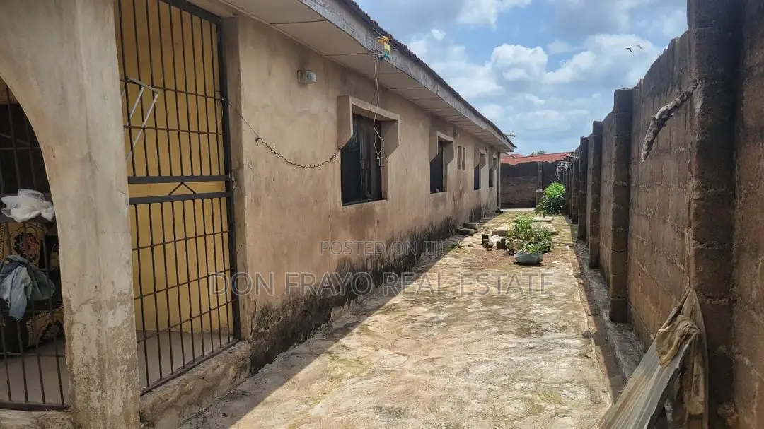 6bdrm Block of Flats in Wofun - Olodo, Iwo Road for sale in Iwo Road