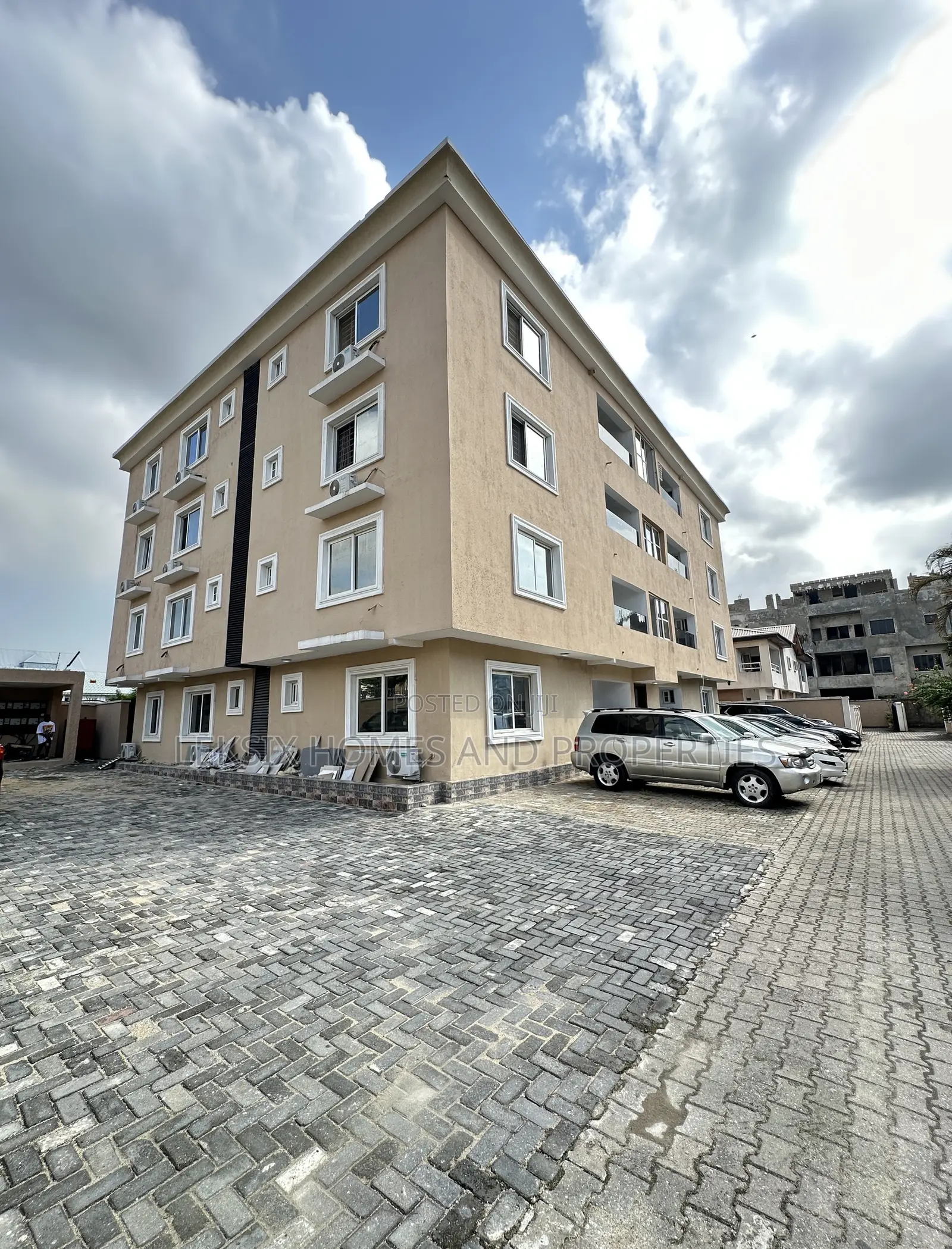 3bdrm Apartment in A Well Secured And, Lekki Phase 1 for sale in Lekki Phase 1
