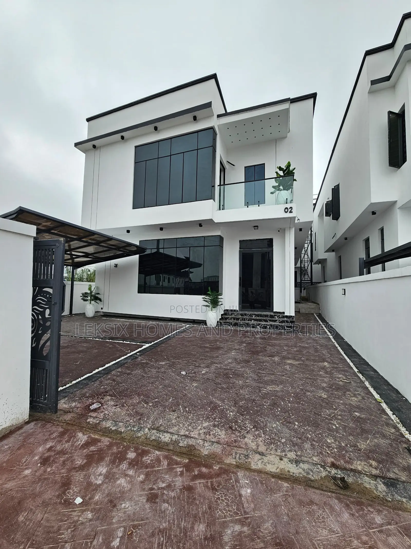 5bdrm Duplex in A Well Secured Gated, Lekki Phase 2 for sale in Lekki Phase 2