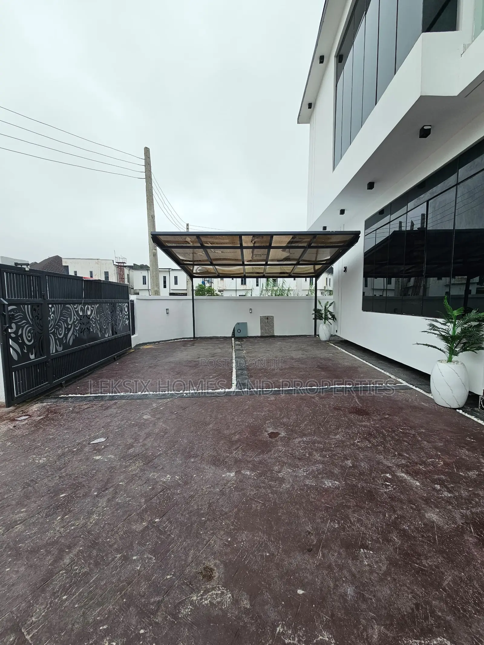 5bdrm Duplex in A Well Secured Gated, Lekki Phase 2 for sale in Lekki Phase 2