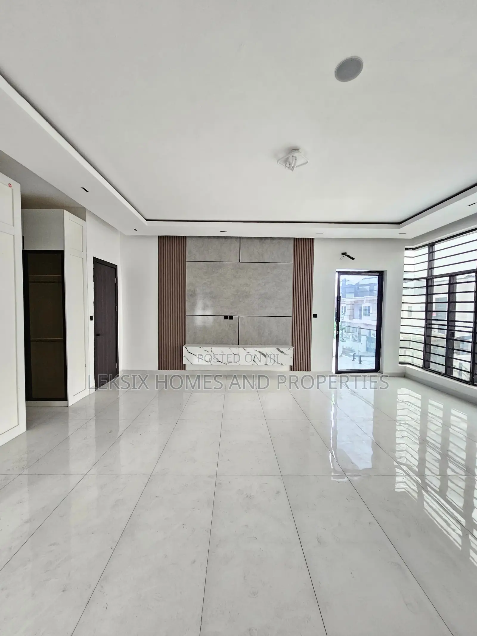 5bdrm Duplex in A Well Secured Gated, Lekki Phase 2 for sale in Lekki Phase 2