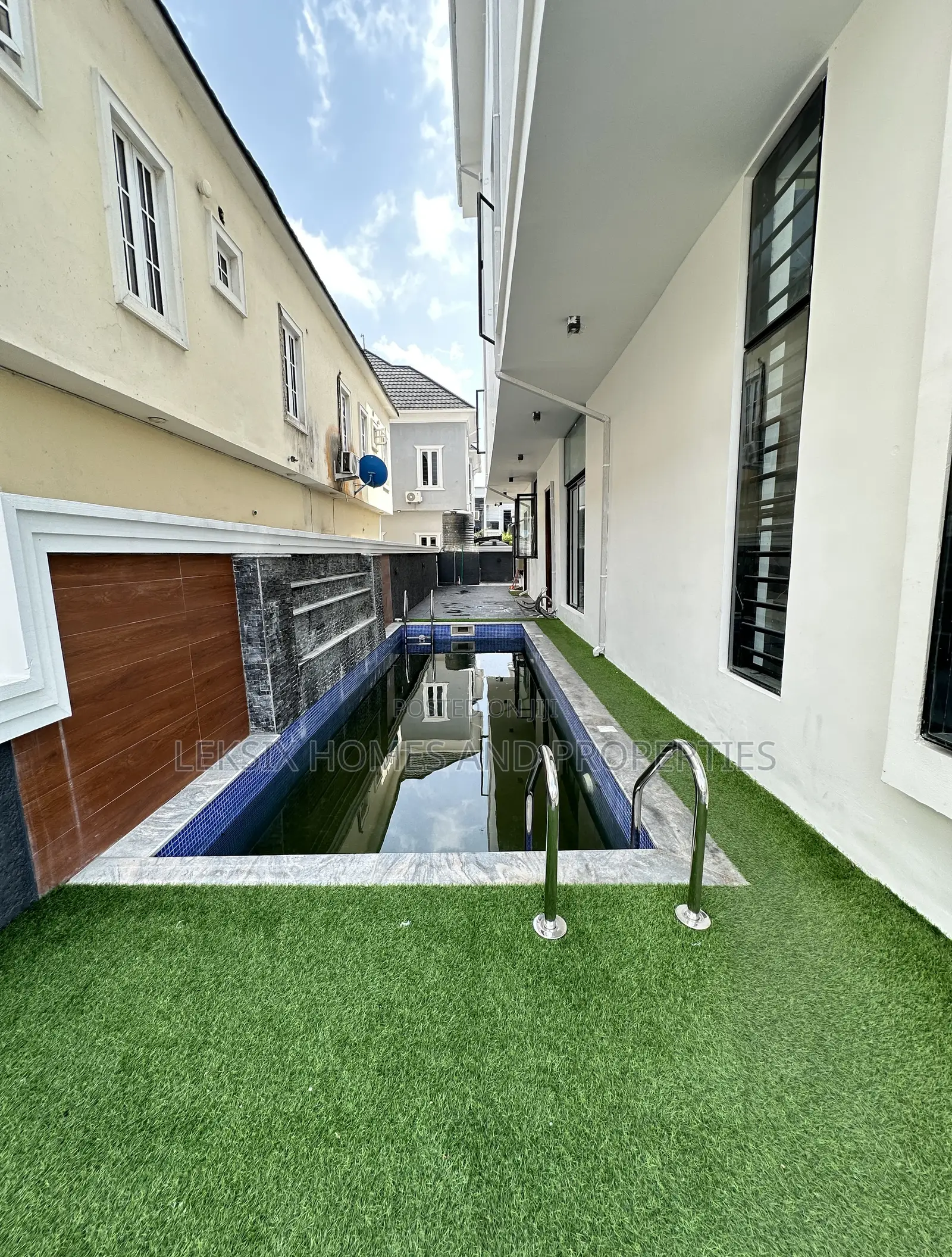 5bdrm Duplex in Megamound, Ikota for sale in Ikota