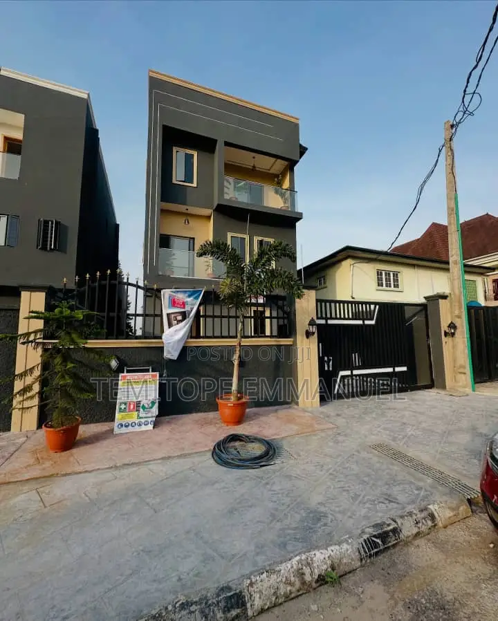 Furnished 7bdrm Duplex in Magodo Phase 2 for sale in GRA Phase 2 Shangisha