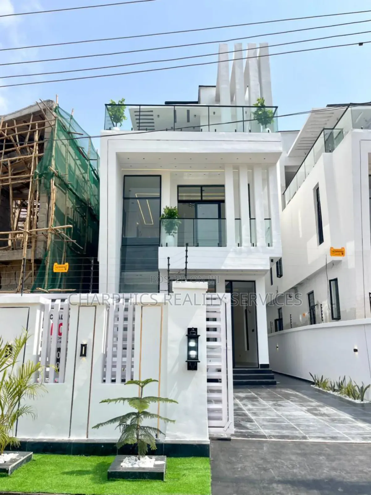 5bdrm Duplex in Chevron for sale in Chevron