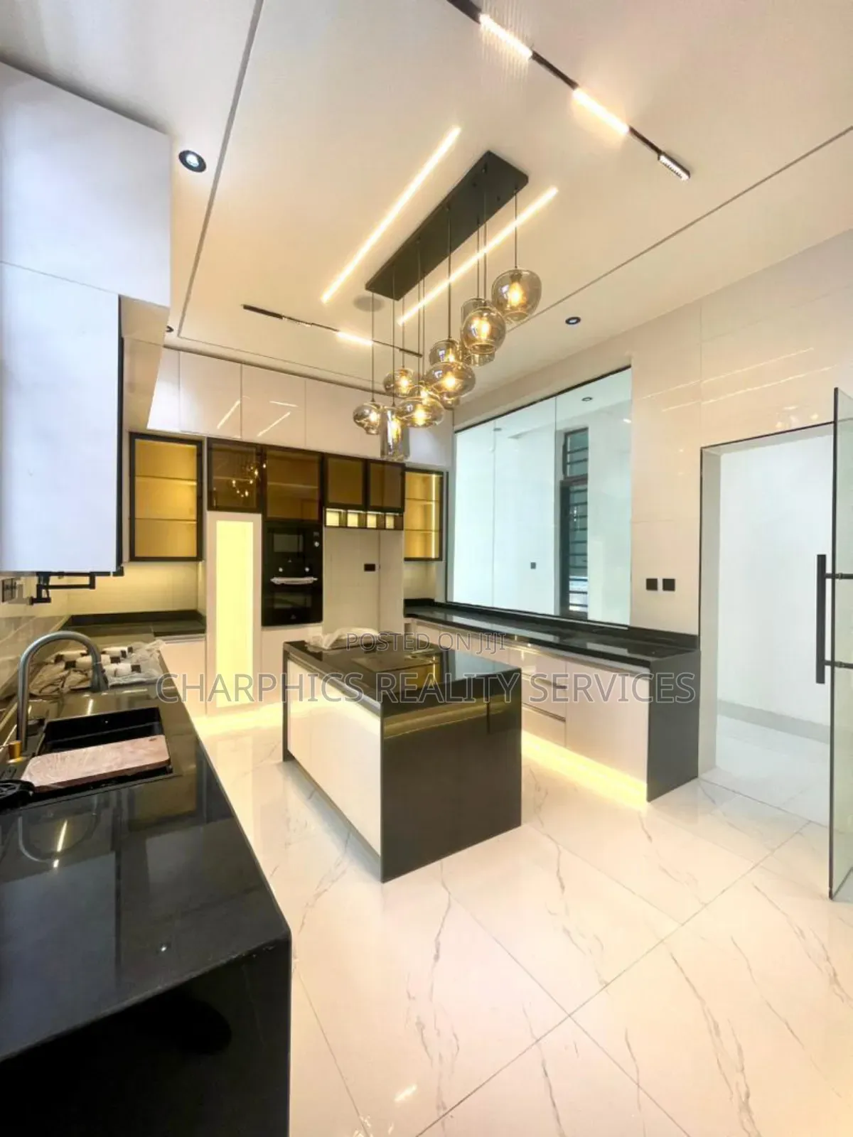 5bdrm Duplex in Chevron for sale in Chevron