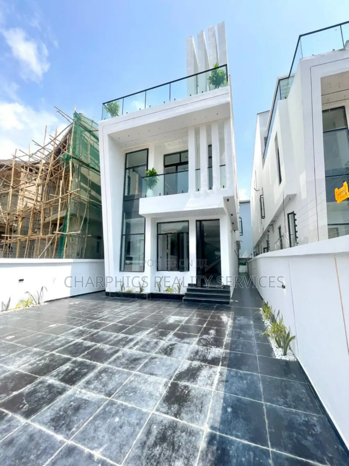 5bdrm Duplex in Chevron for sale in Chevron