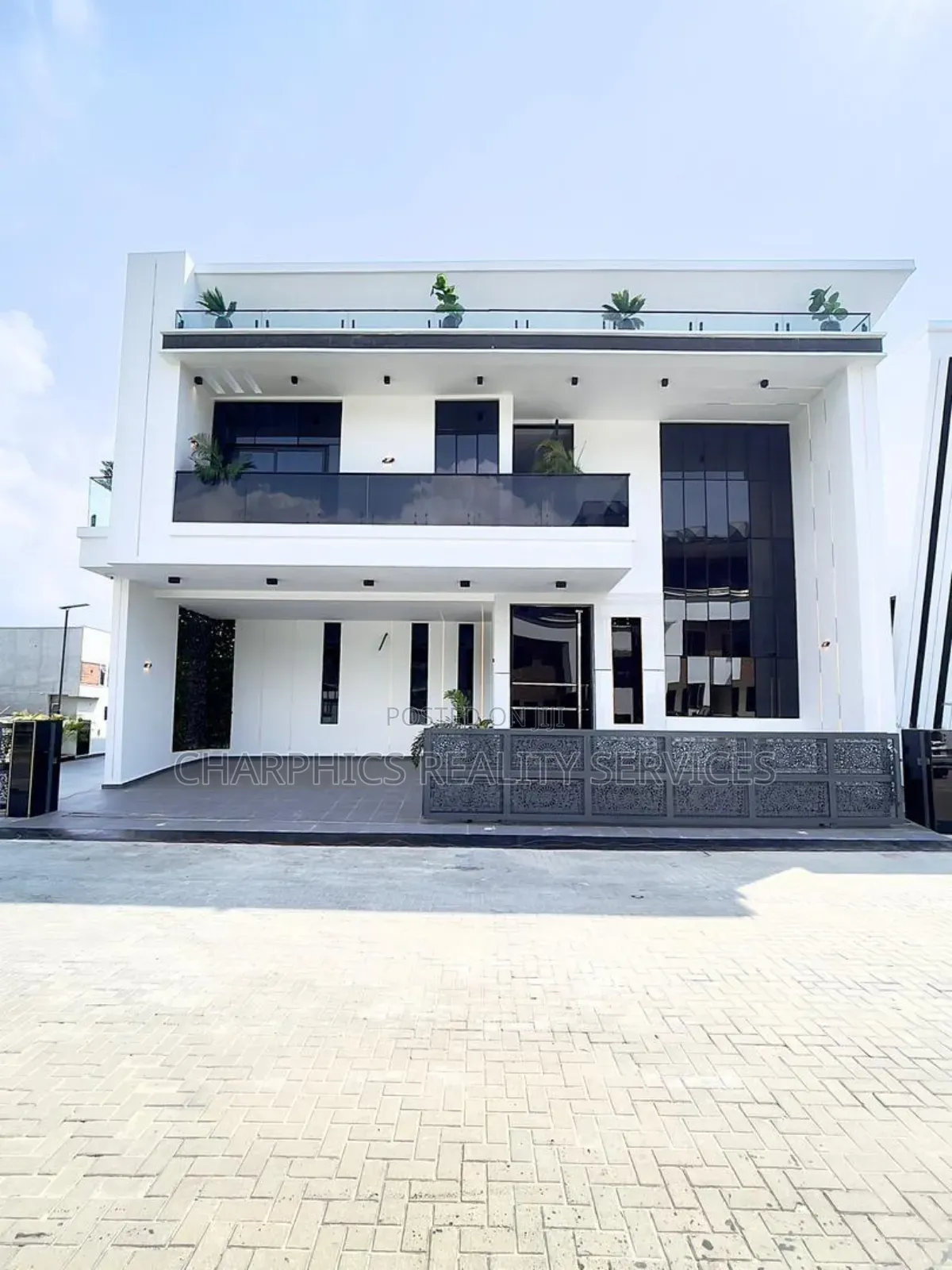 5bdrm Duplex in Chevron for sale in Chevron