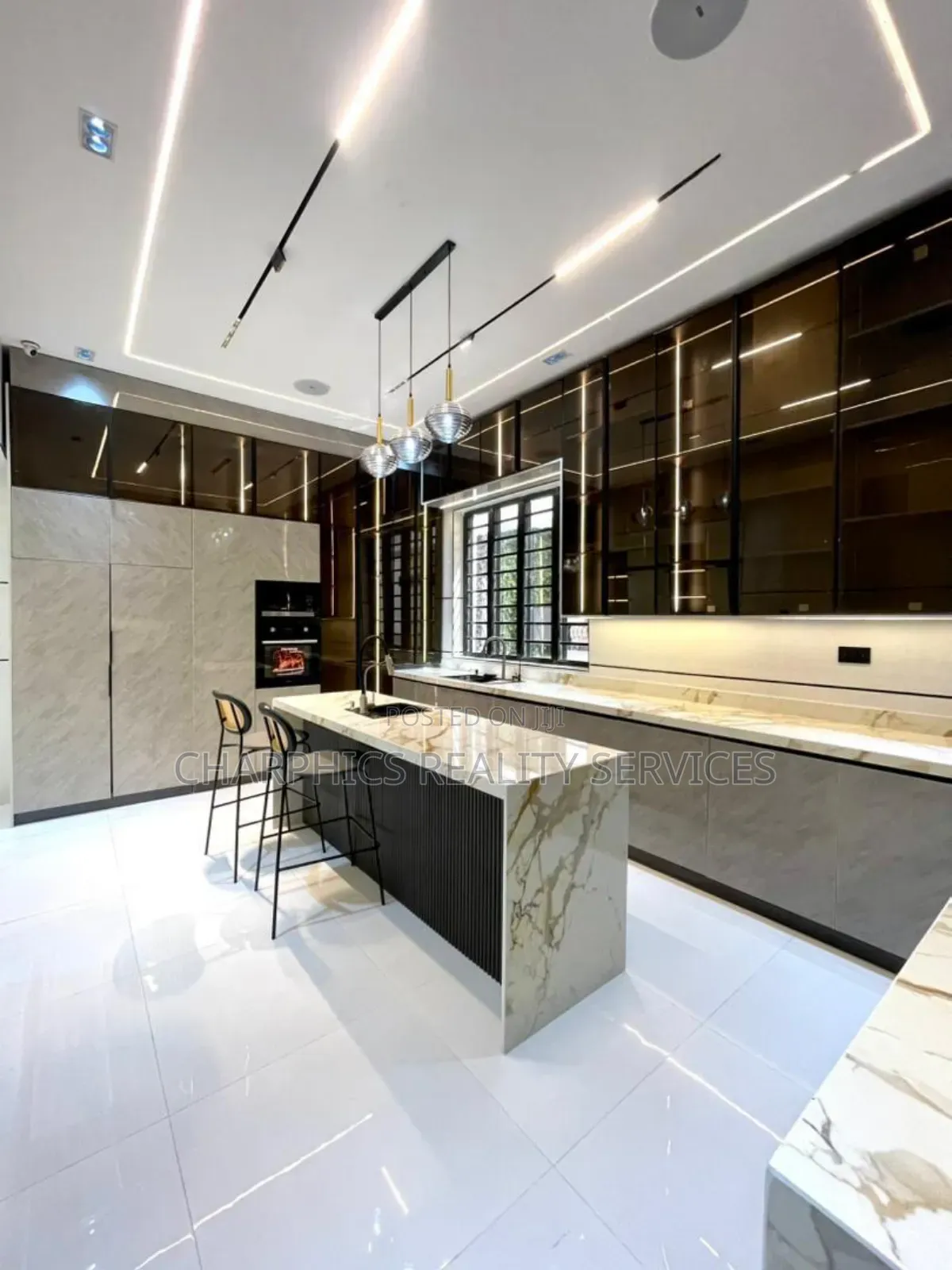 5bdrm Duplex in Chevron for sale in Chevron