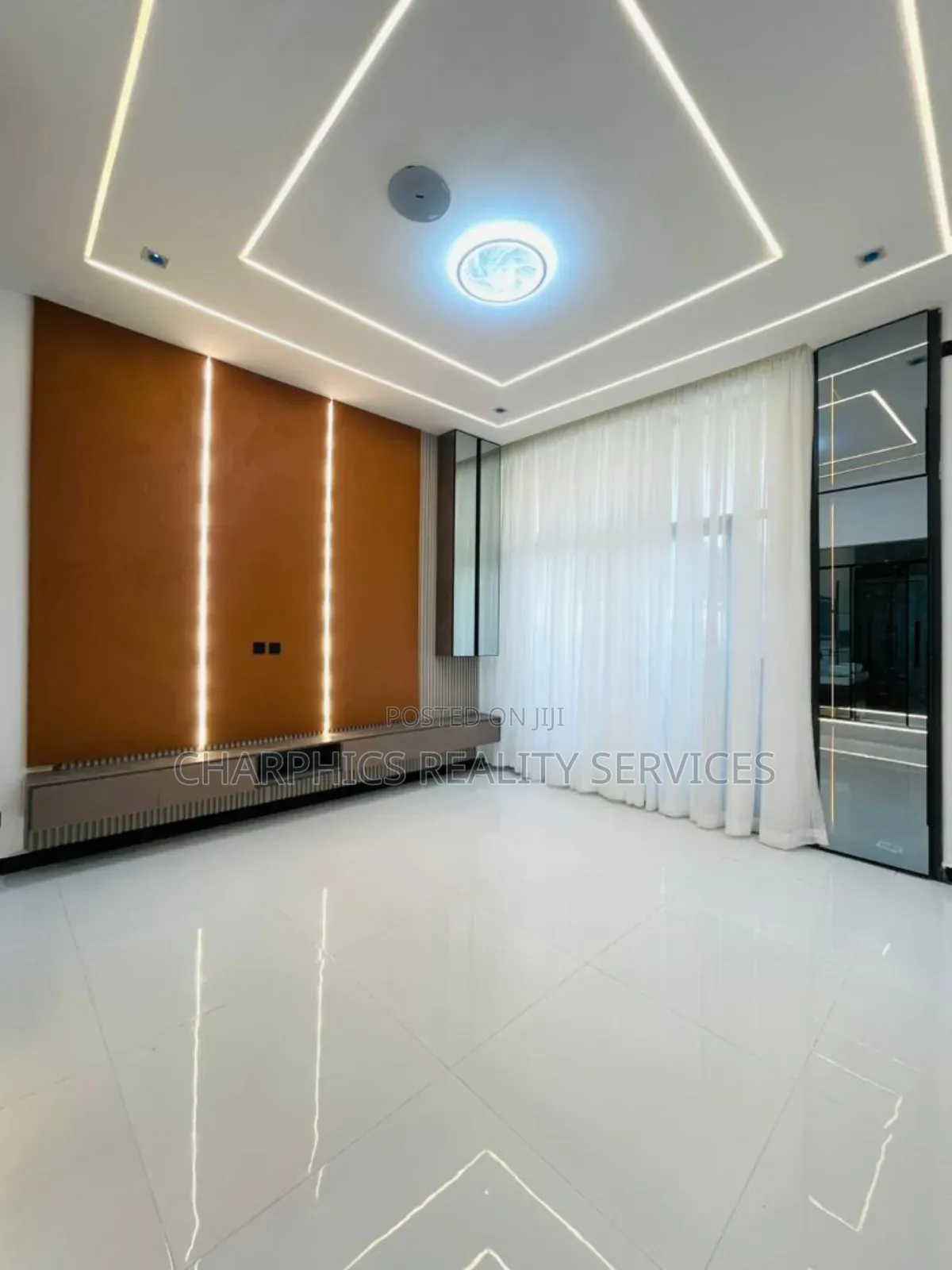 5bdrm Duplex in Chevron for sale in Chevron