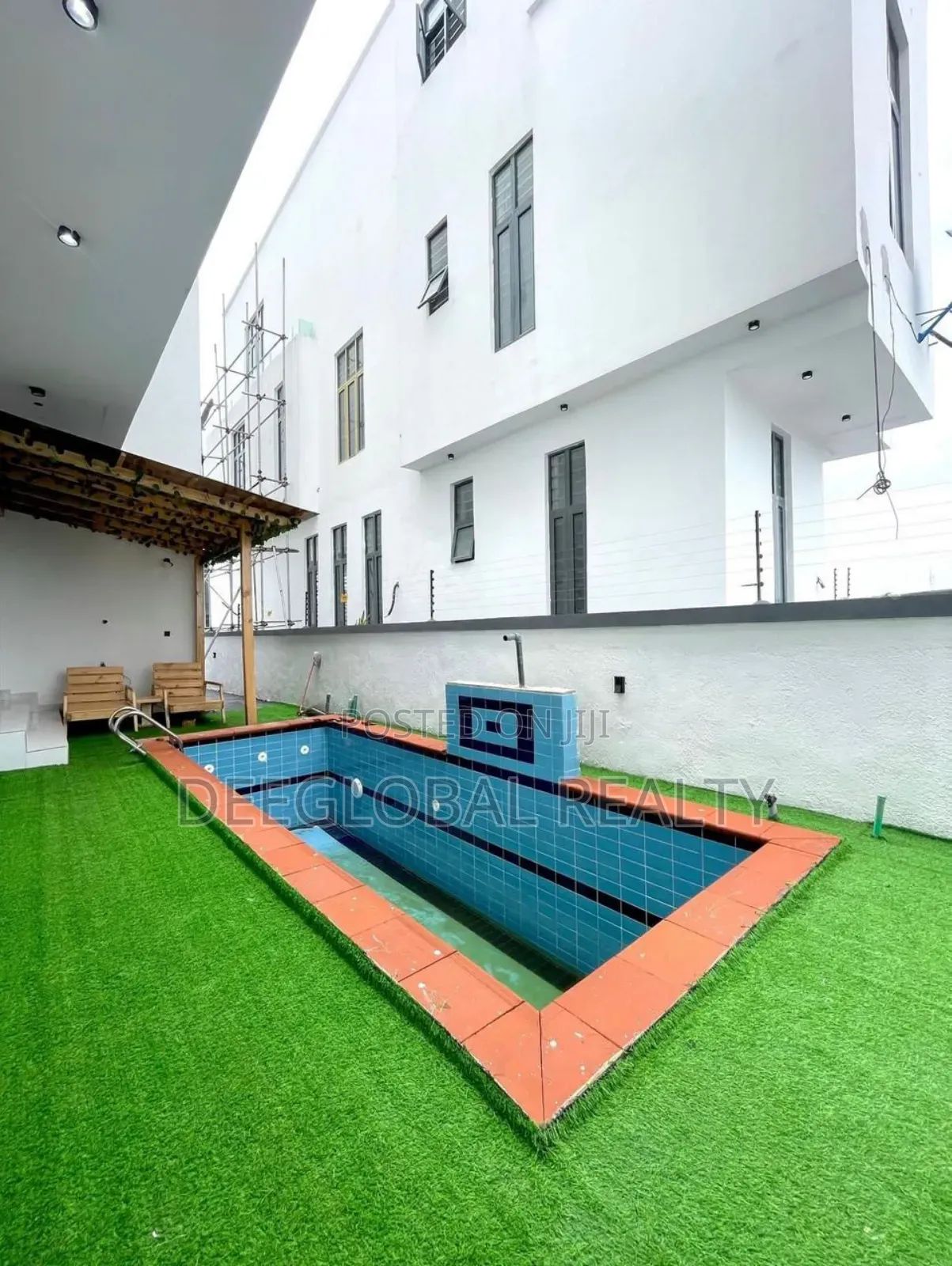 5bdrm Duplex in Chevron for sale in Chevron