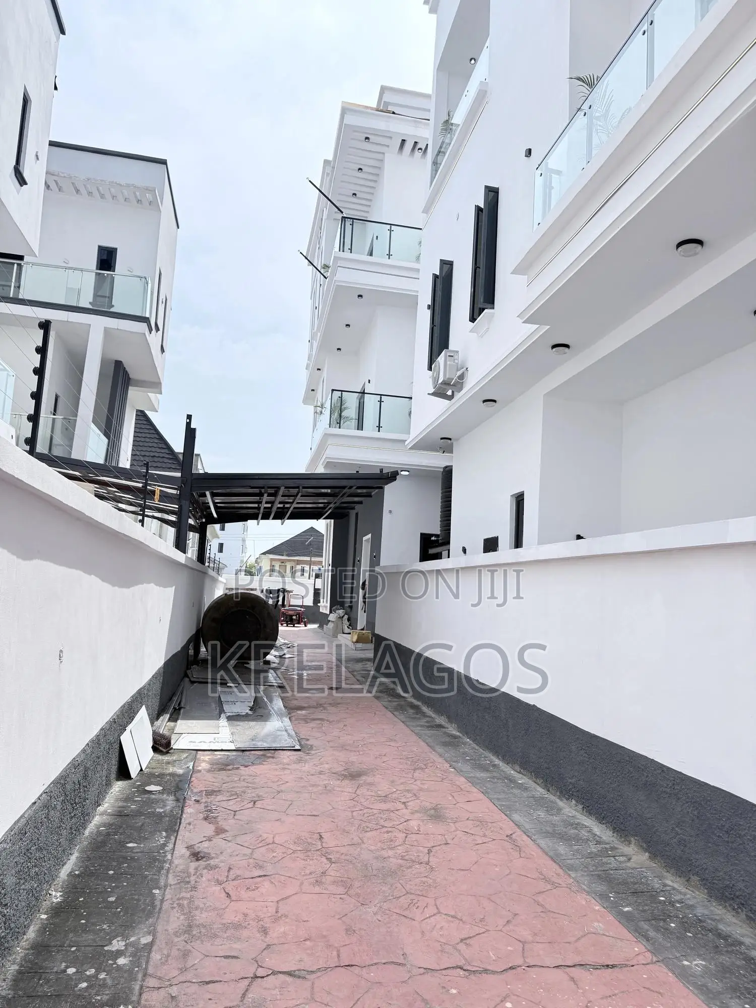 5bdrm Duplex in Ikate for sale in Ikate