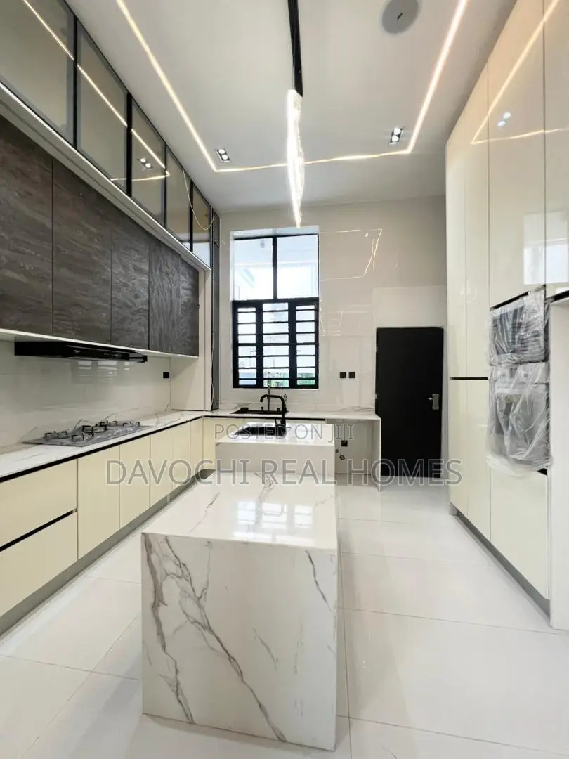 5bdrm Duplex in Chevron for sale in Chevron