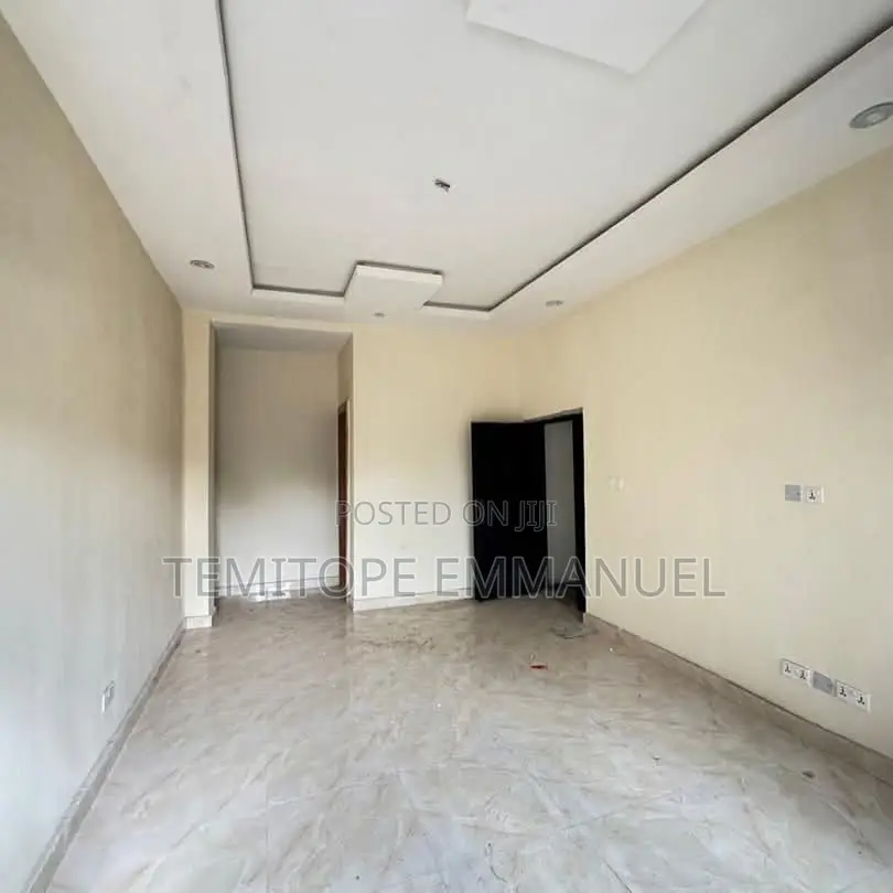 Furnished 3bdrm Apartment in Yaba, Lagos for sale in Yaba