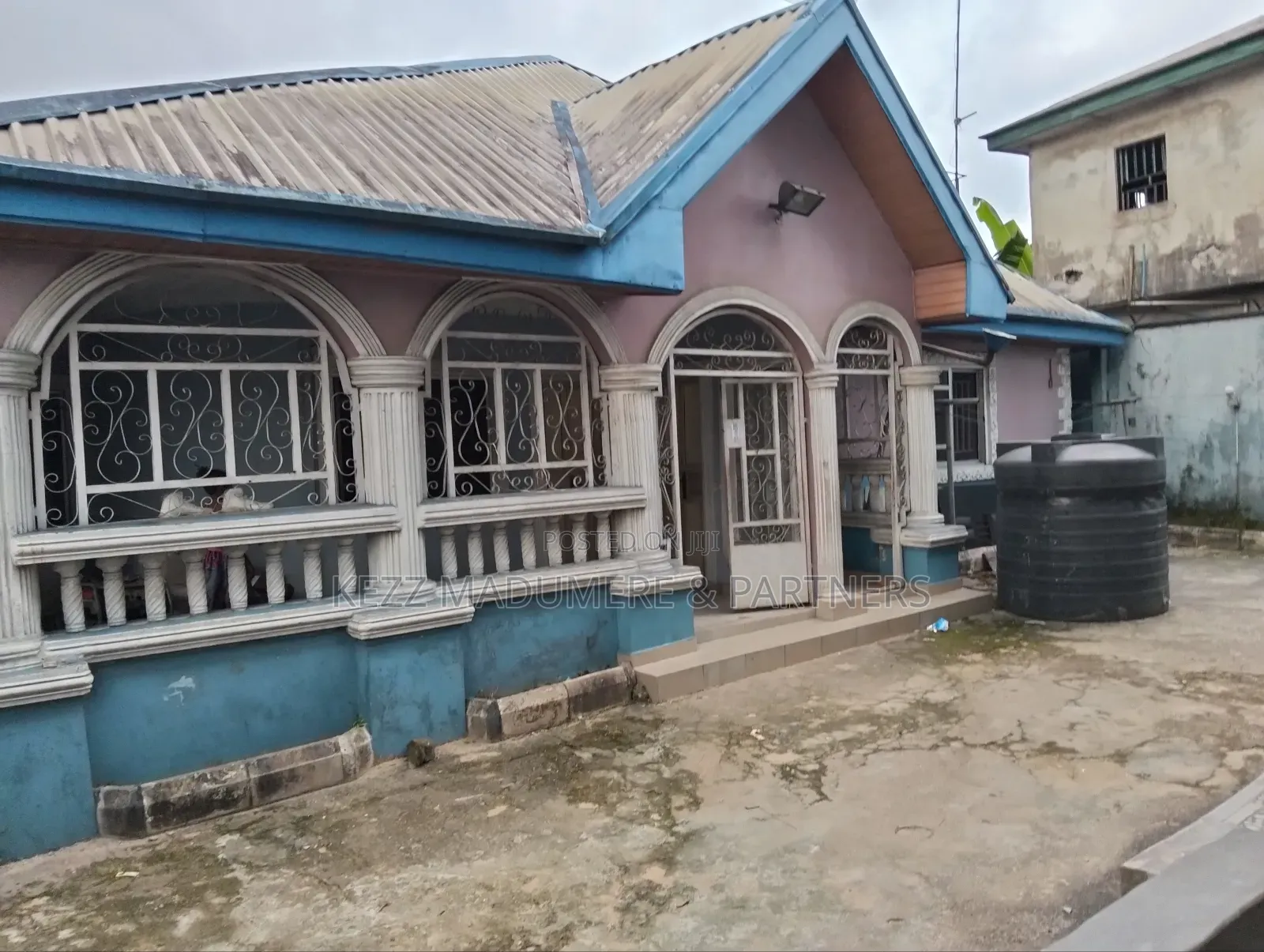 8bdrm Bungalow in Off Sars Road , Port for sale in Port-Harcourt
