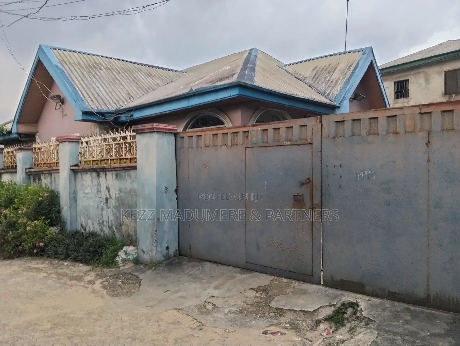 8bdrm Bungalow in Off Sars Road , Port for sale in Port-Harcourt