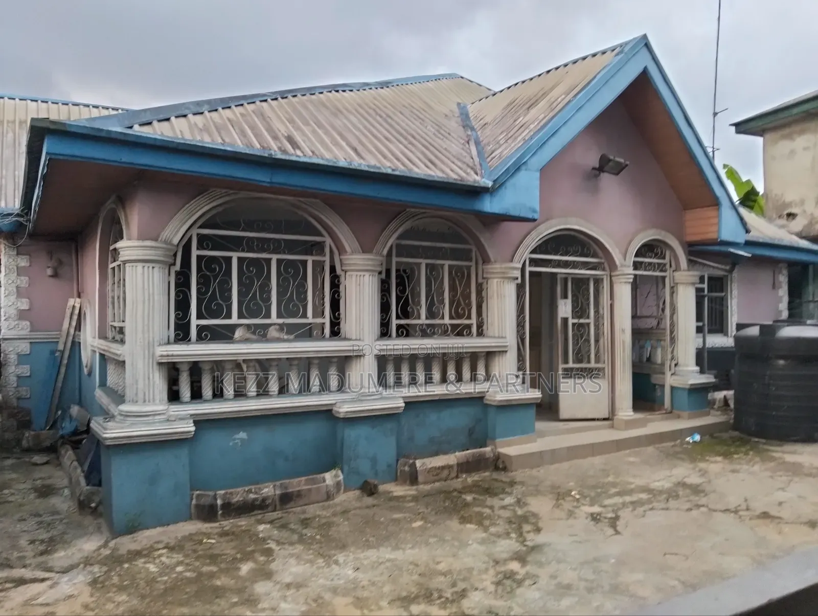 8bdrm Bungalow in Off Sars Road , Port for sale in Port-Harcourt