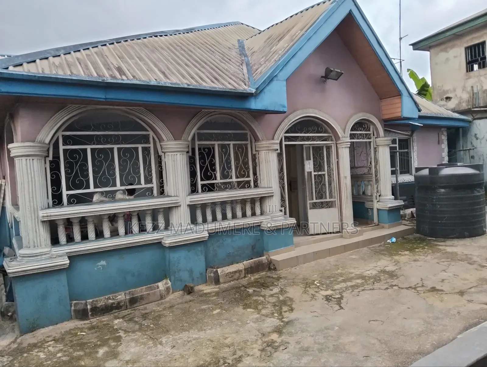 8bdrm Bungalow in Off Sars Road , Port for sale in Port-Harcourt