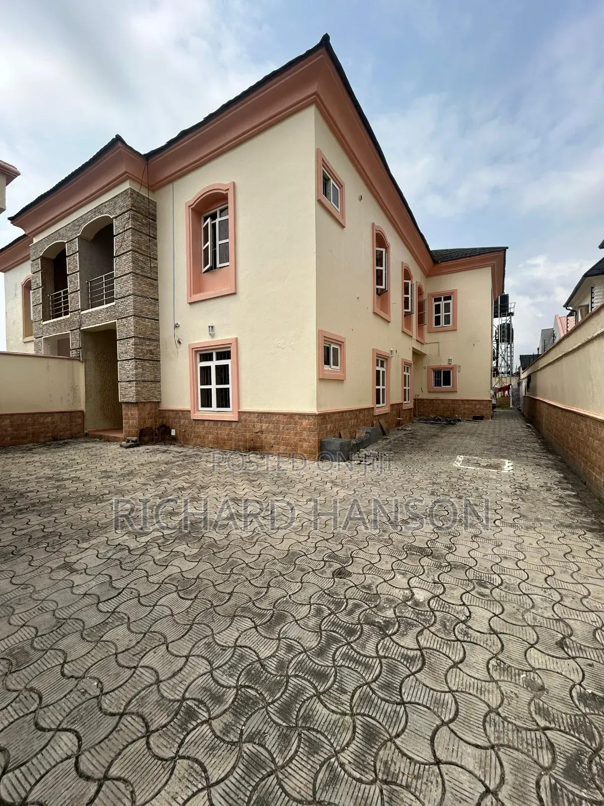 Commercial Building on 1050sqm in V.I for N6.5b in Victoria Island