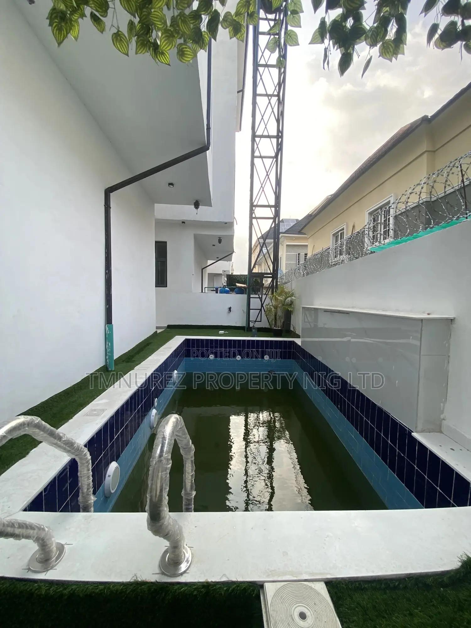 5bdrm Duplex in Chevron for sale in Chevron