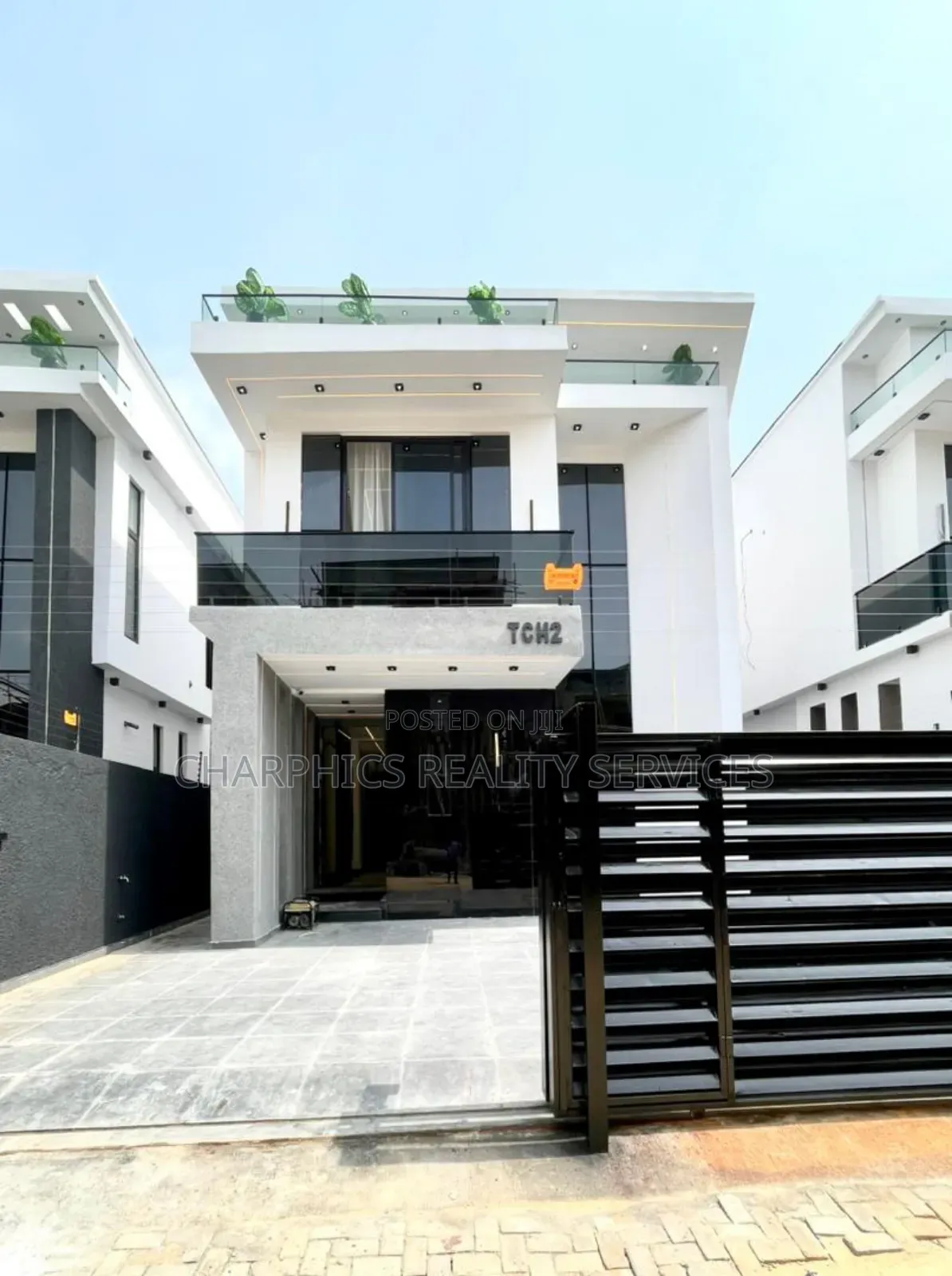 5bdrm Duplex in Chevron for sale in Chevron