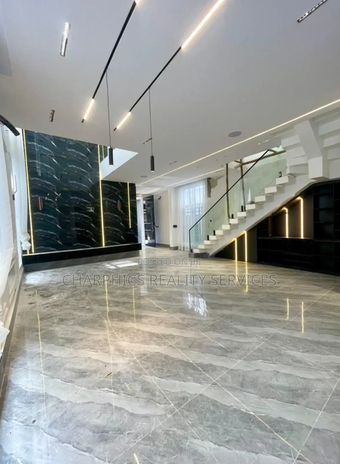 5bdrm Duplex in Chevron for sale in Chevron