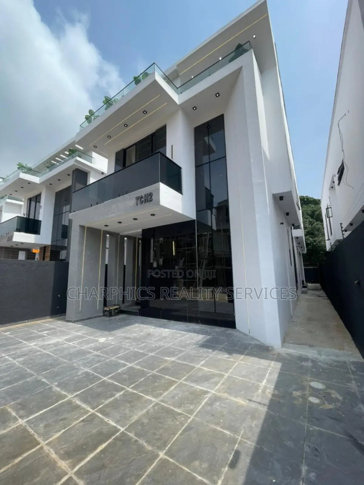 5bdrm Duplex in Chevron for sale in Chevron