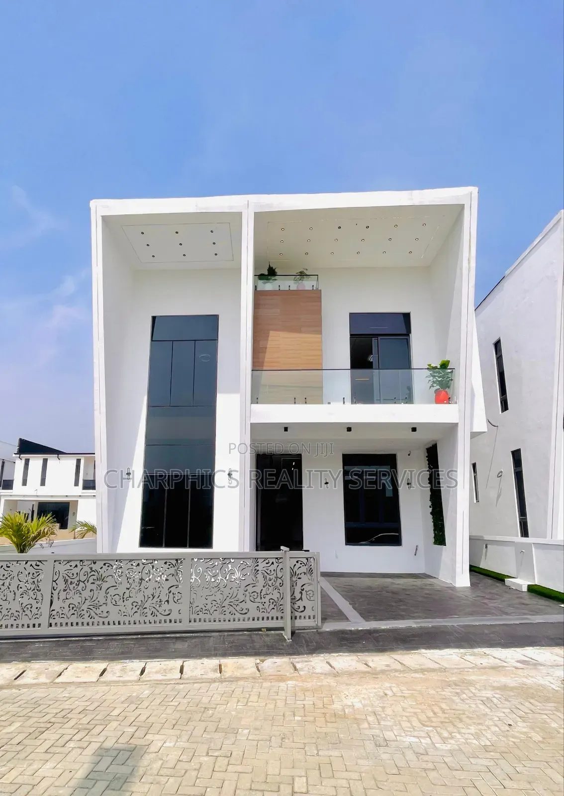 5bdrm Duplex in Chevron for sale in Chevron