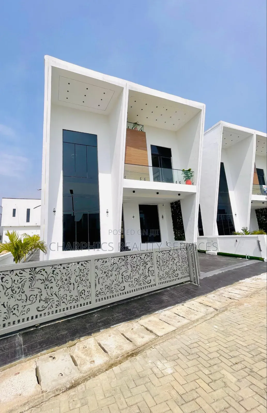 5bdrm Duplex in Chevron for sale in Chevron