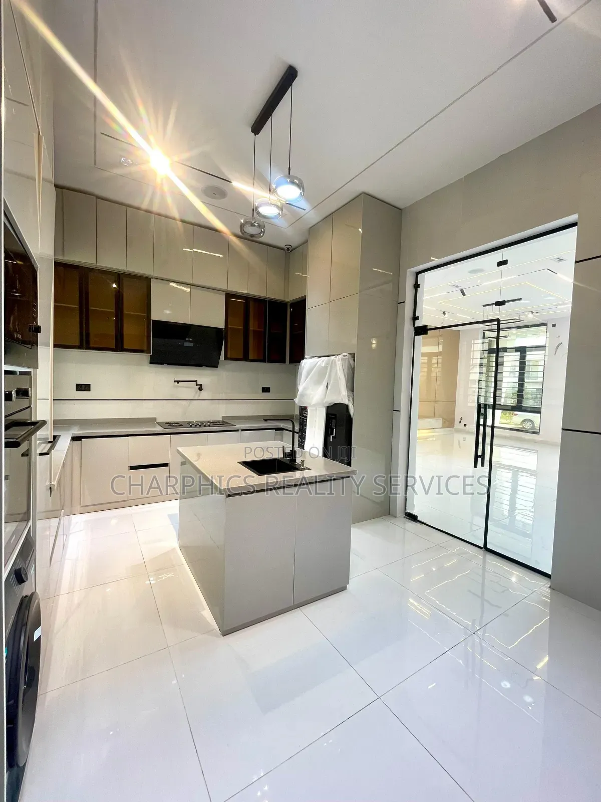 5bdrm Duplex in Chevron for sale in Chevron