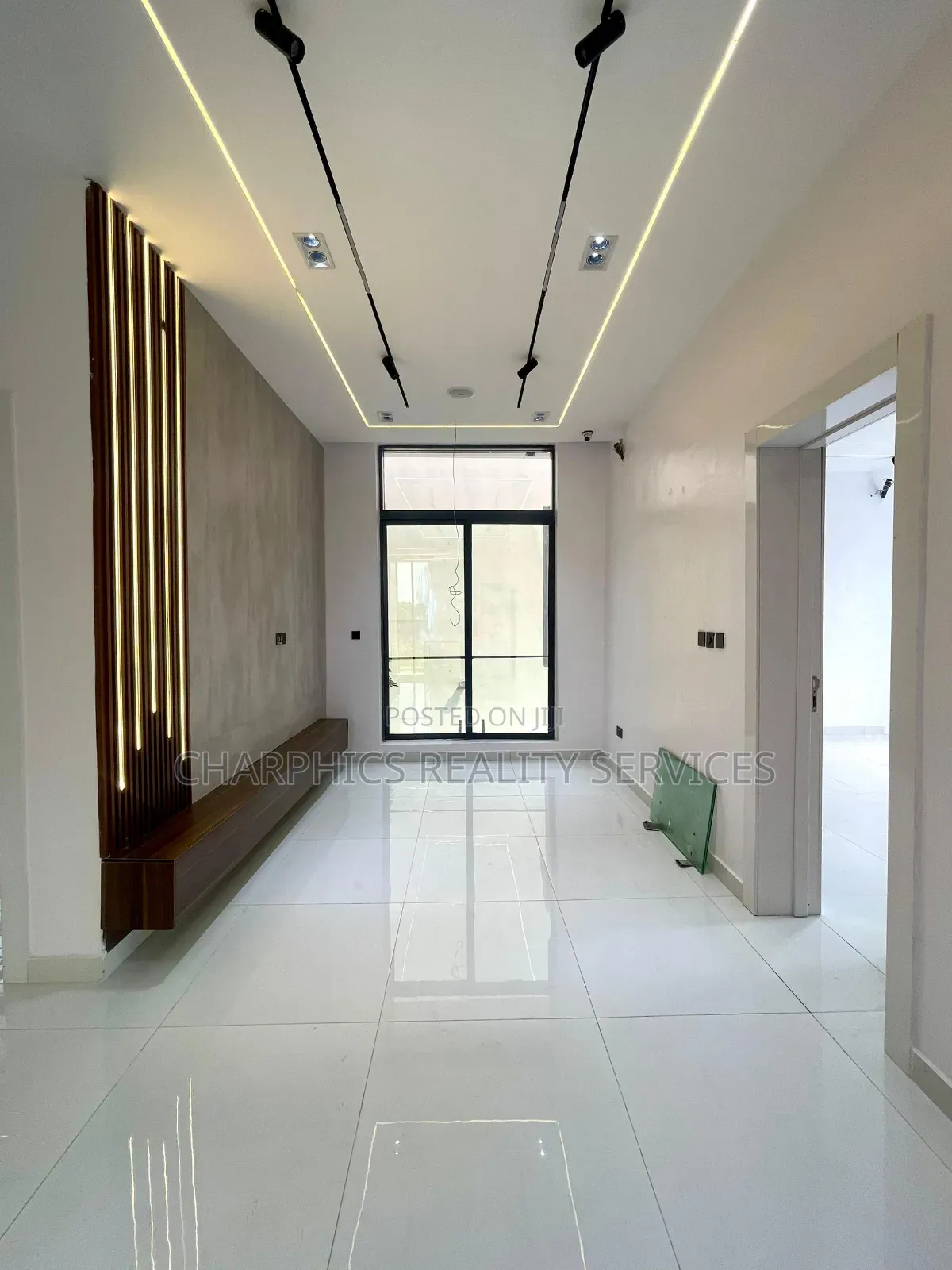 5bdrm Duplex in Chevron for sale in Chevron