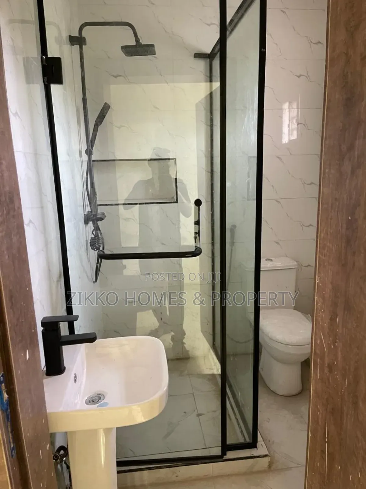 4bdrm Townhouse/Terrace in Lekki Gardans Phase for Sale in Lekki