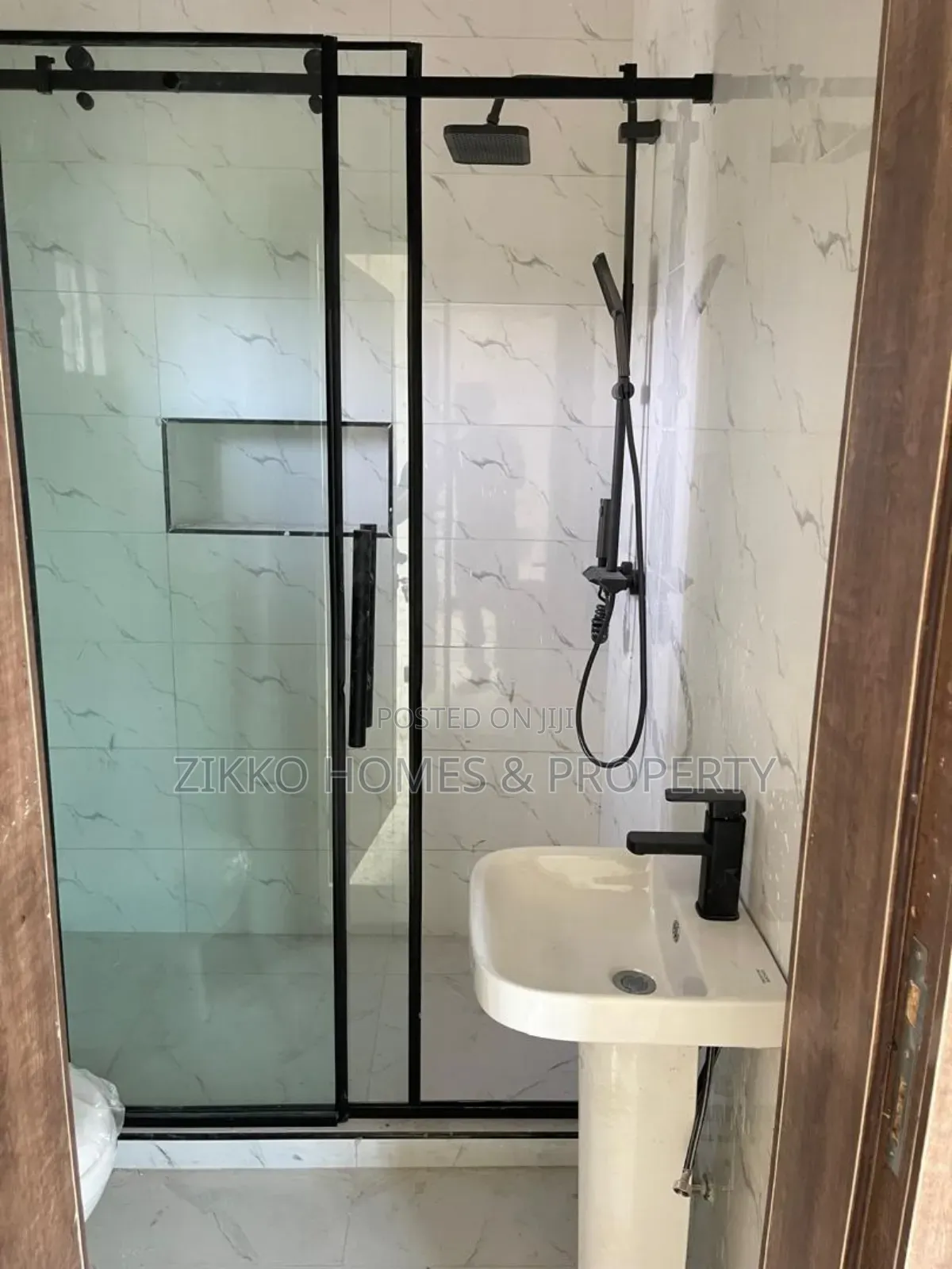 4bdrm Townhouse/Terrace in Lekki Gardans Phase for Sale in Lekki
