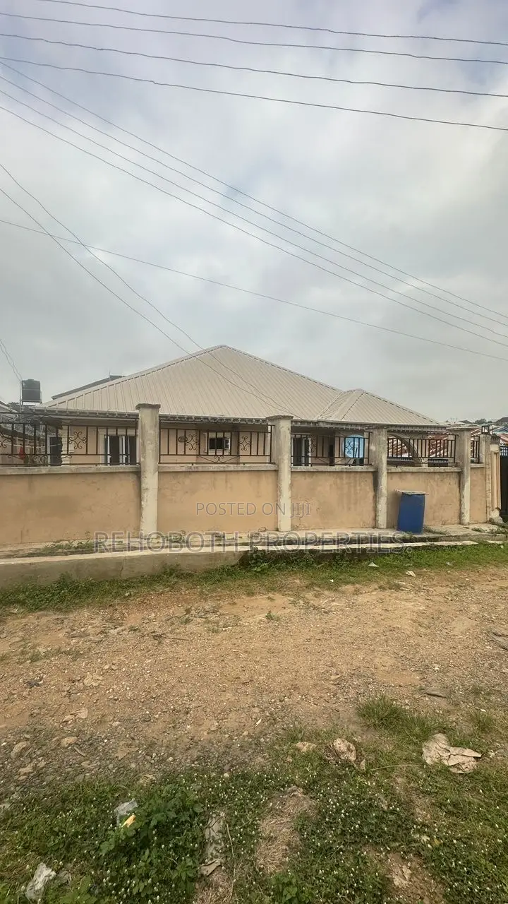 6bdrm Bungalow in Commodore Elebu, Ido for sale in Ido
