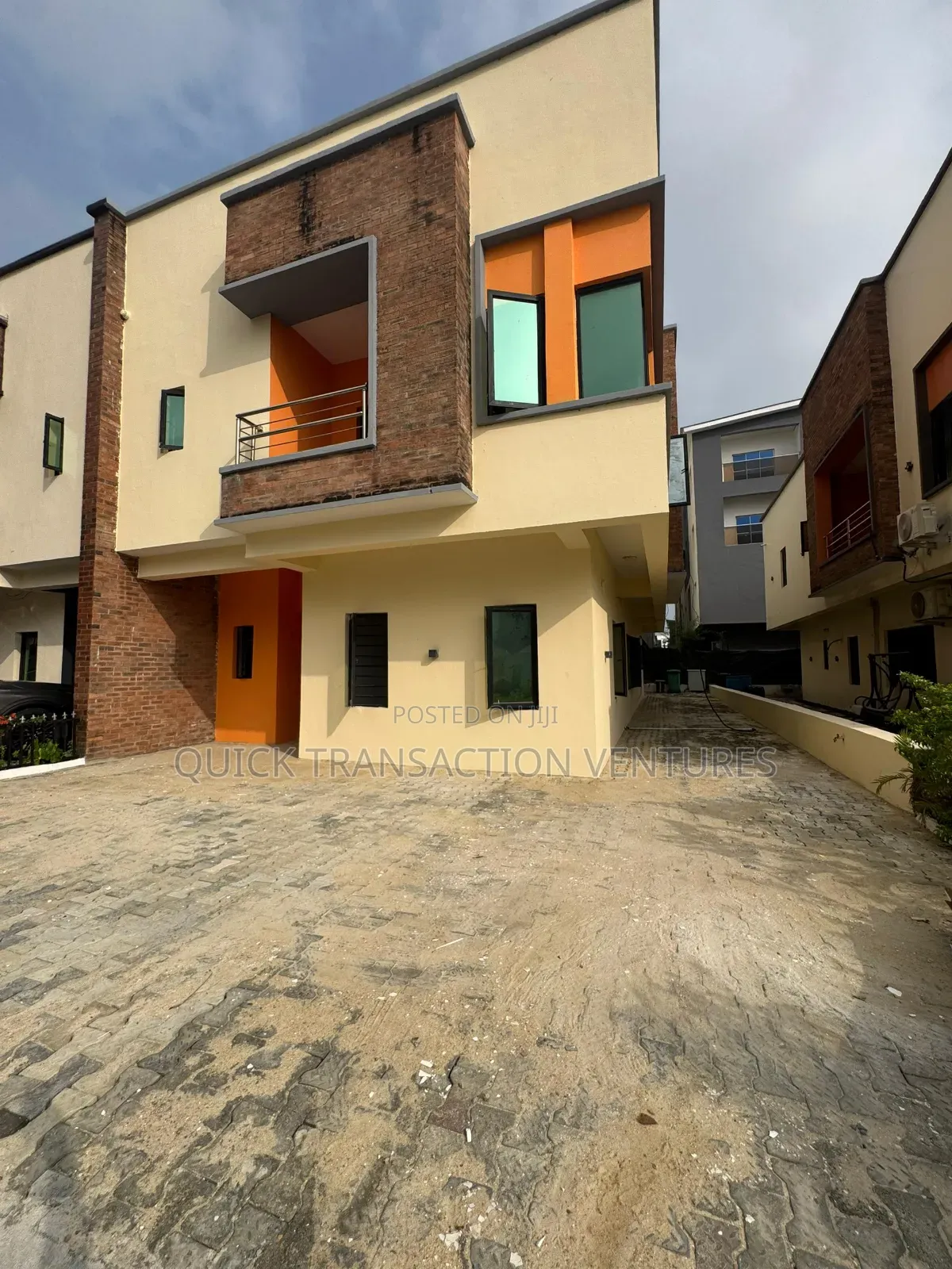 4bdrm Duplex in Chevron for rent in Chevron