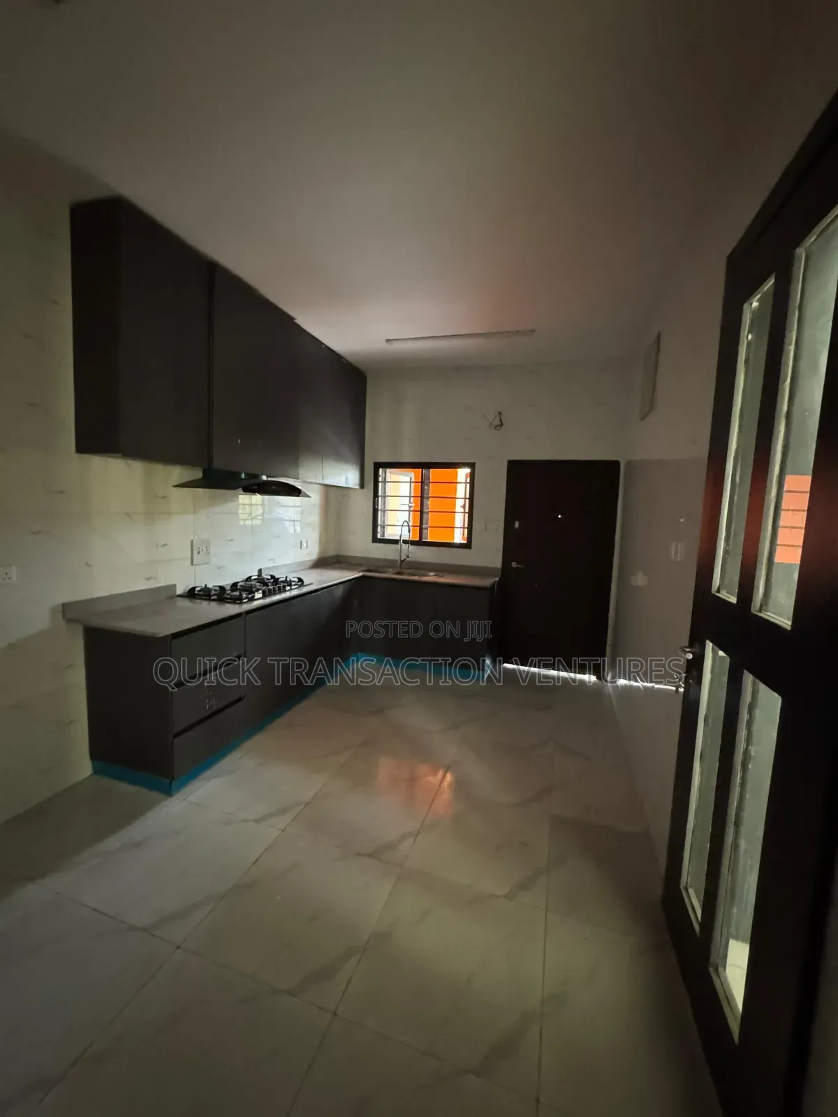 4bdrm Duplex in Chevron for rent in Chevron