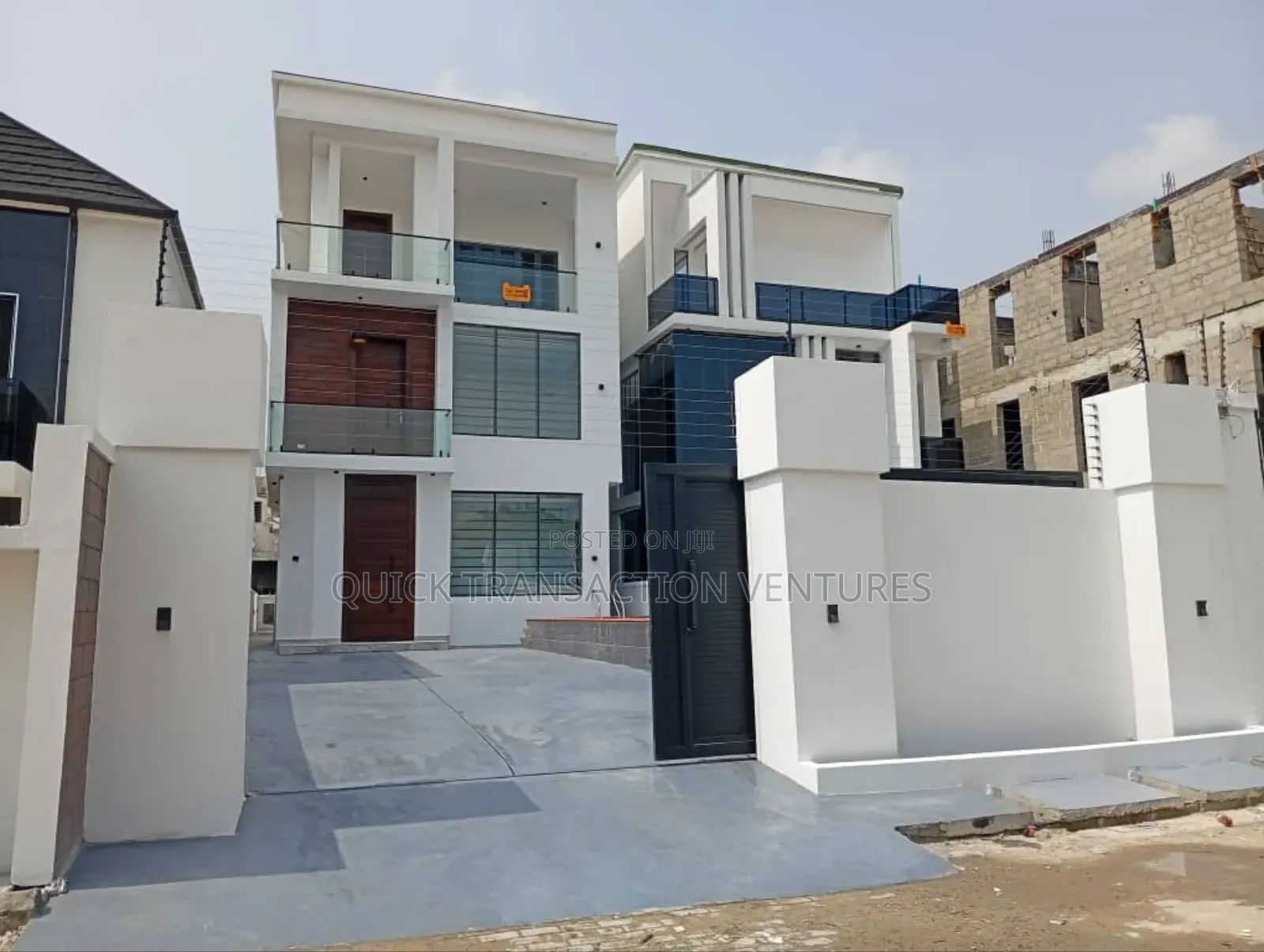 4bdrm Duplex in Chevron for sale in Chevron