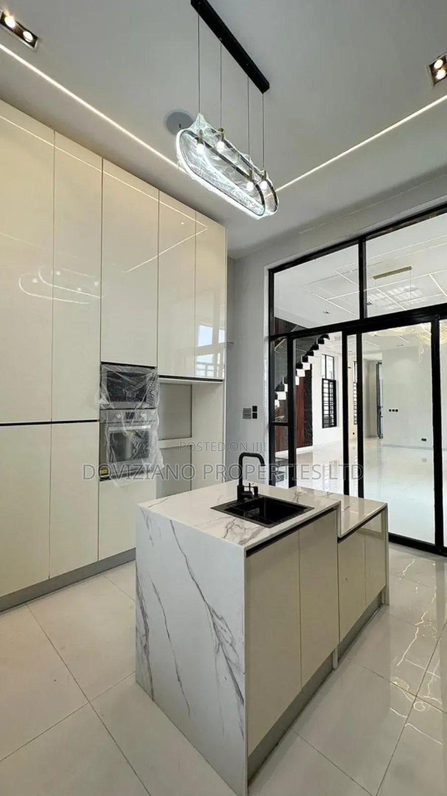 5bdrm Duplex in Chevron for sale in Chevron