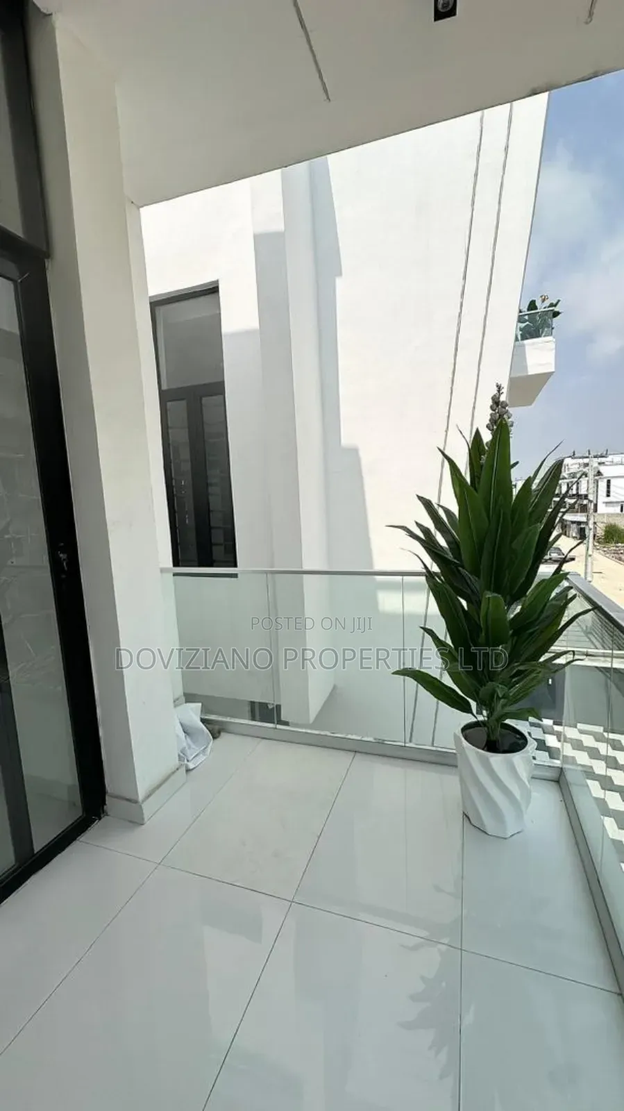 5bdrm Duplex in Chevron for sale in Chevron