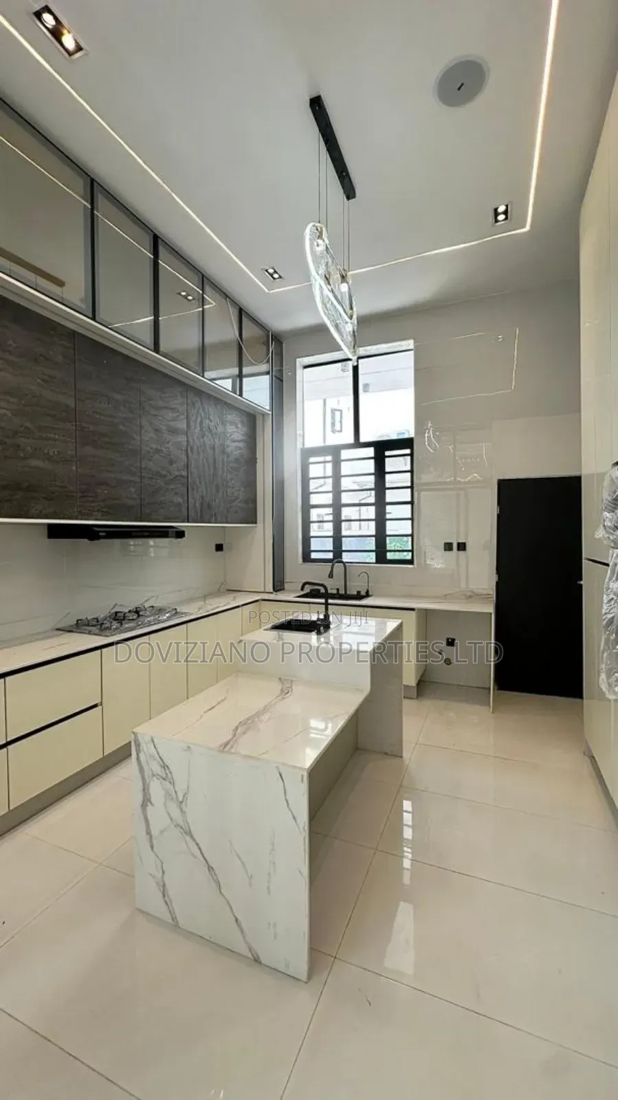 5bdrm Duplex in Chevron for sale in Chevron