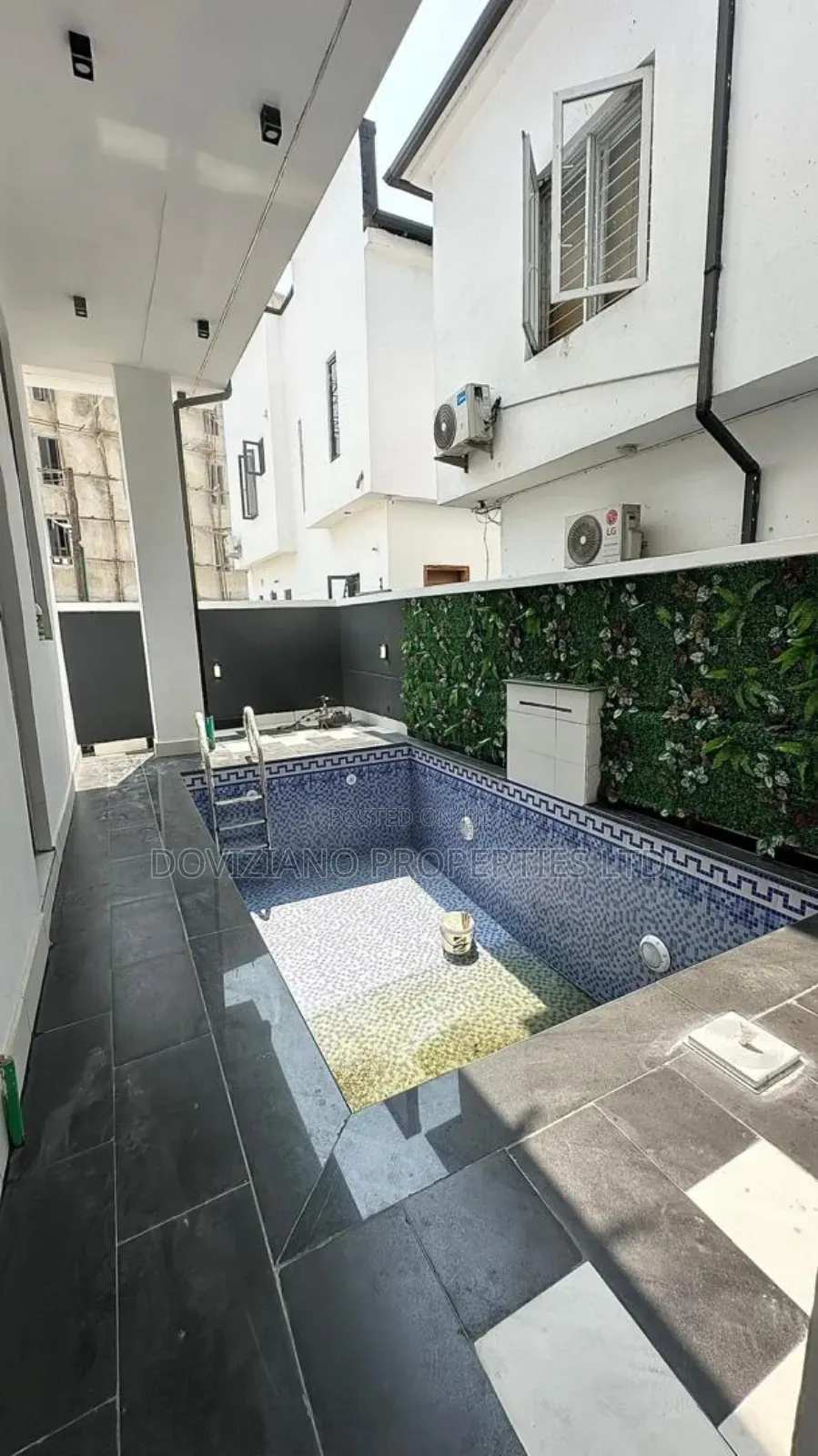 5bdrm Duplex in Chevron for sale in Chevron