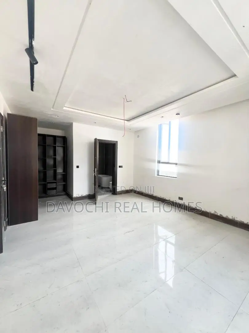 4bdrm Duplex in Ikota for sale in Ikota